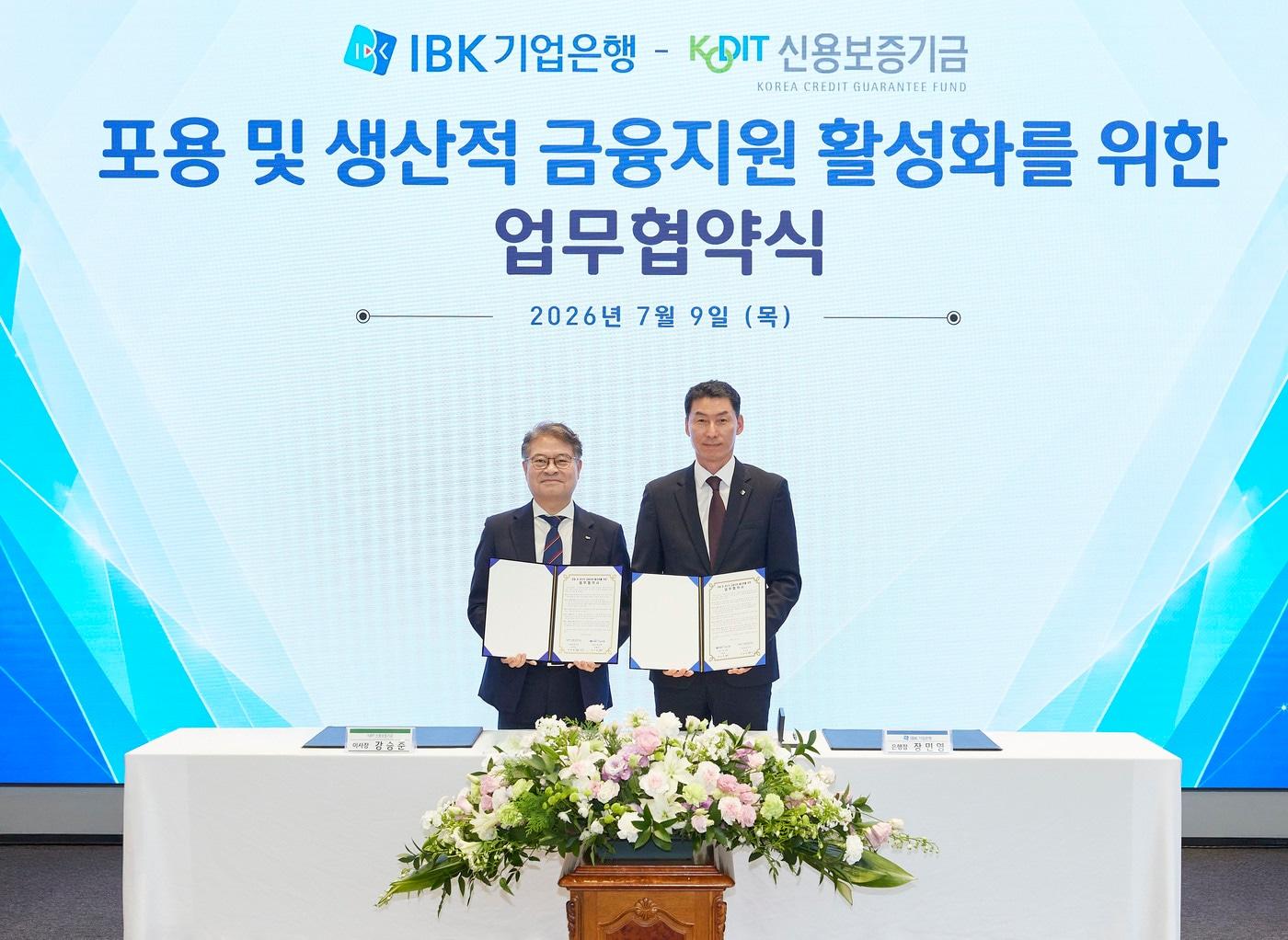 본문 이미지 - 장민영 IBK기업은행장(우측)과 강승준 신용보증기금 이사장(좌측)이 협약식을 마치고 기념촬영을 하고 있다.(IBK기업은행 제공). 
