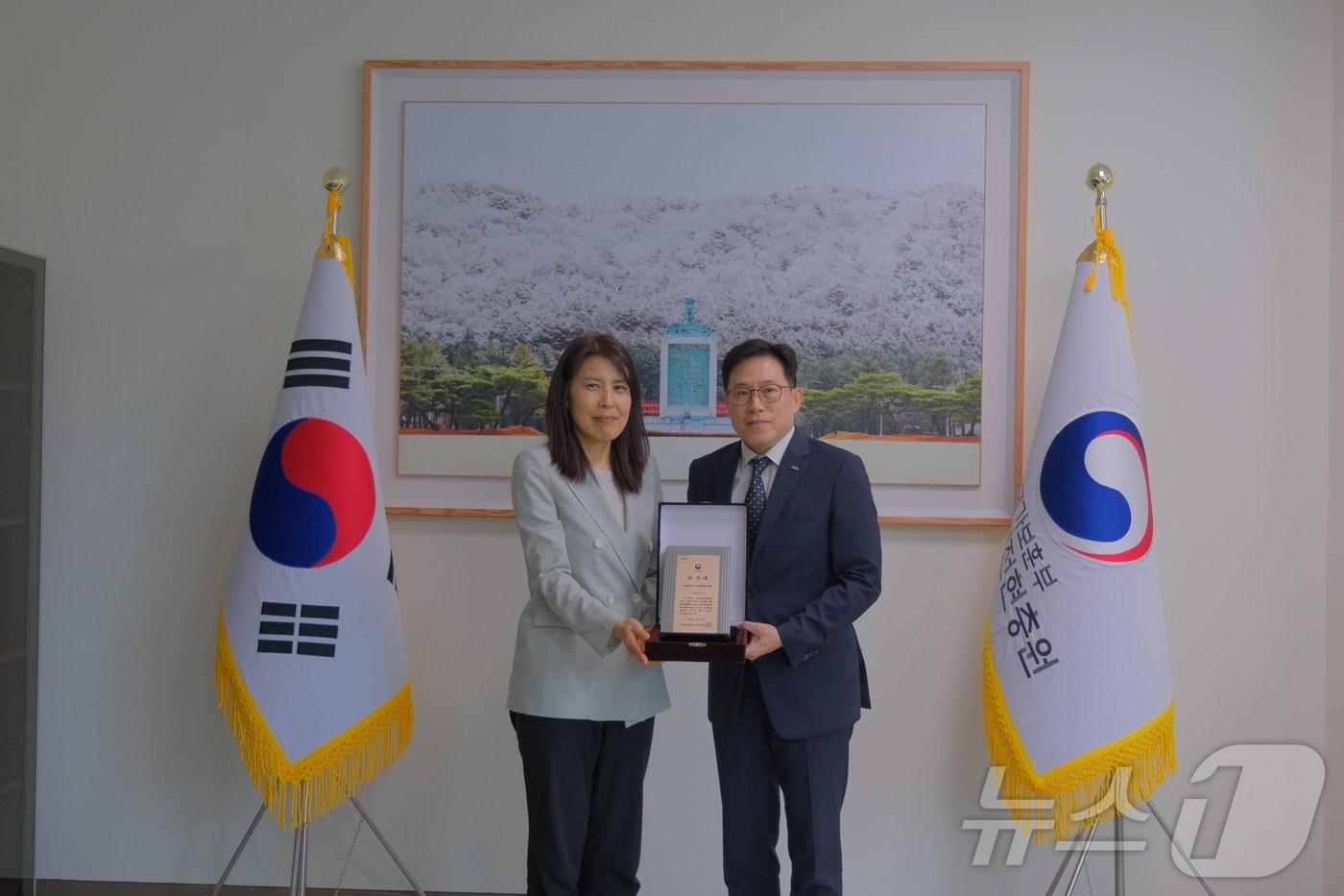 본문 이미지 - 신준우 정보통신기획평가원(IITP) 전략기획본부장(오른쪽)이 국가보훈부장관 감사패를 전달받은 뒤 김정연 국립대전현충원 원장(왼쪽)과 기념촬영을 하고 있다. (정보통신기획평가원 제공) ⓒ 뉴스1 김민수 기자