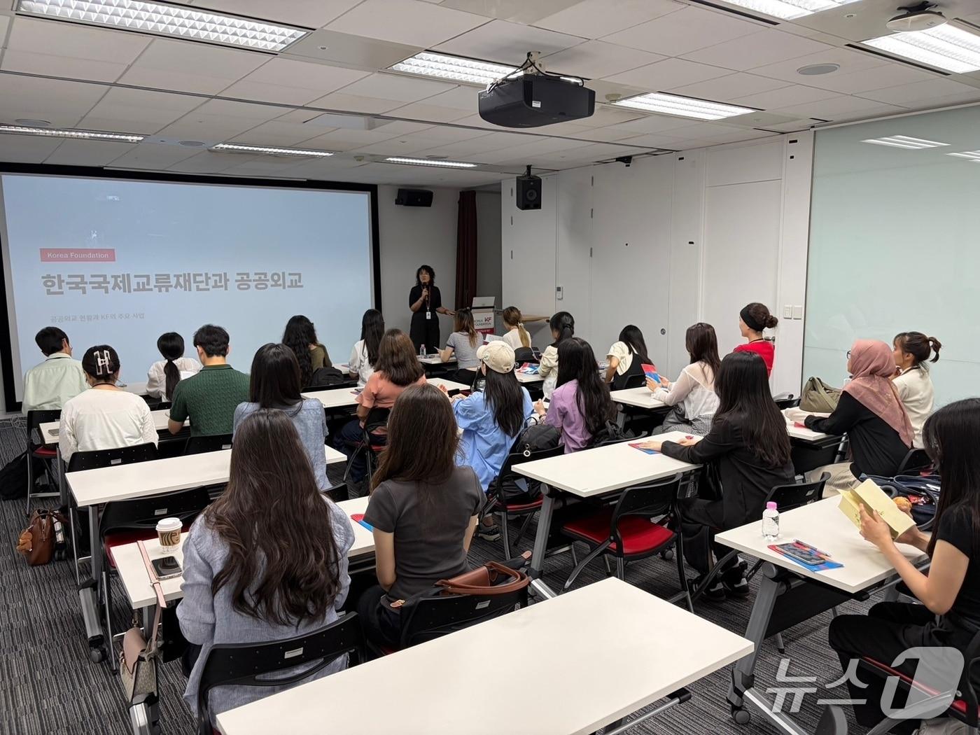 본문 이미지 - 외교부는 국내에서 유학 중인 외국인 석·박사 과정 학생들을 대상으로 진행한 '제7차 차세대 한국 전문가 연구모임(Next Generation Korea Experts Workshop)'을 성공적으로 마무리했다고 9일 밝혔다.(외교부 제공).