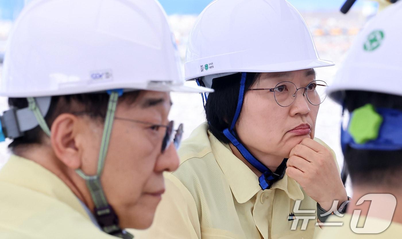 본문 이미지 - 한성숙 국무총리와 김윤덕 국토교통부 장관이 9일 경기도 고양시 덕양구 고양창릉지구를 방문해 3기 신도시 추진 상황 브리핑을 듣고 있다. 2026.7.9 ⓒ 뉴스1 김성진 기자