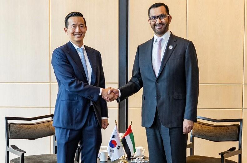 본문 이미지 - 김동관 한화 부회장(왼쪽)과 술탄 알 자베르 아랍에미리트(UAE) 산업첨단기술부 장관 겸 아부다비국영석유회사(애드녹) 최고경영자.(SNS)