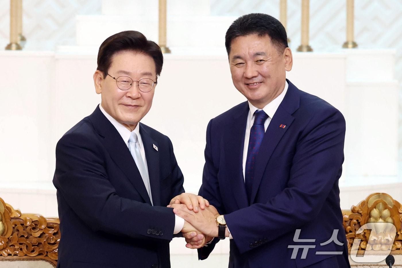 본문 이미지 - 이재명 대통령과 오흐나 후렐수흐 몽골 대통령이 9일(현지시간) 몽골 울란바타르 정부청사에서 열린 공동언론발표를 마친 후 악수하고 있다. 2026.7.9 ⓒ 뉴스1 이재명 기자
