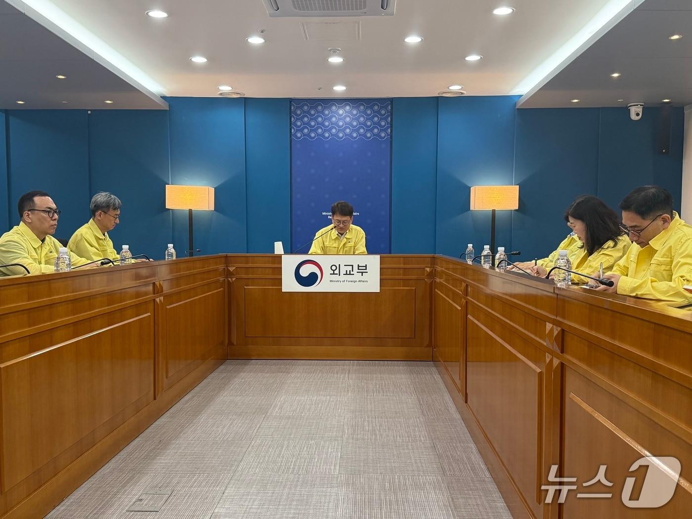 본문 이미지 - 외교부는 최근 미국의 이란 공습과 이란의 주변국 공격으로 중동 지역 긴장이 다시 고조됨에 따라 9일 중동 지역 12개 재외공관과 본부-공관 합동 상황점검회의를 열고 재외국민 안전대책을 점검했다.(외교부 제공).