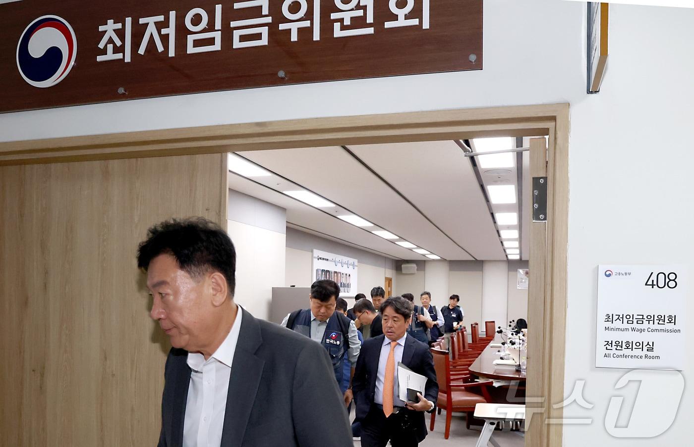 본문 이미지 - 9일 세종시 정부세종청사 최저임금위원회에서 열린 2027년도 최저임금위원회 13차 전원회의에서 수정안 합의에 이르지 못하며 권순원 위원장과 류기정 사용자위원,류기섭 근로자위원이 퇴장하고 있다. 2026.7.9 ⓒ 뉴스1 김기남 기자