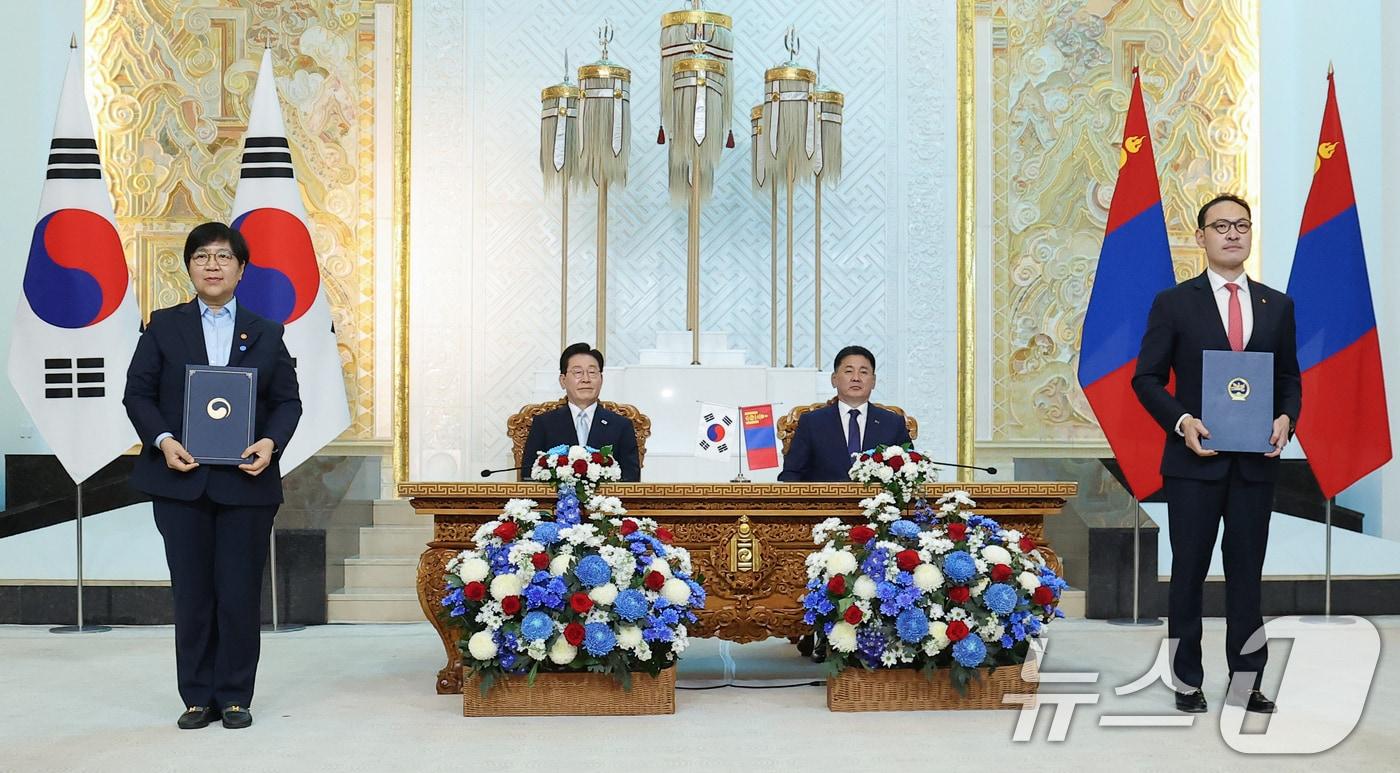 본문 이미지 - 정은경 보건복지부 장관과 엥흐바야르 바트쇼가르 몽골 보건부 장관이 9일(현지시간) 울란바타르 정부청사에서 이재명 대통령과 오흐나 후렐수흐 몽골 대통령이 임석한 가운데 보건의료 및 의학 분야 협력을 위한 양해각서(MOU)를 체결한 뒤 기념촬영을 하고 있다. 2026.7.9 ⓒ 뉴스1 이재명 기자
