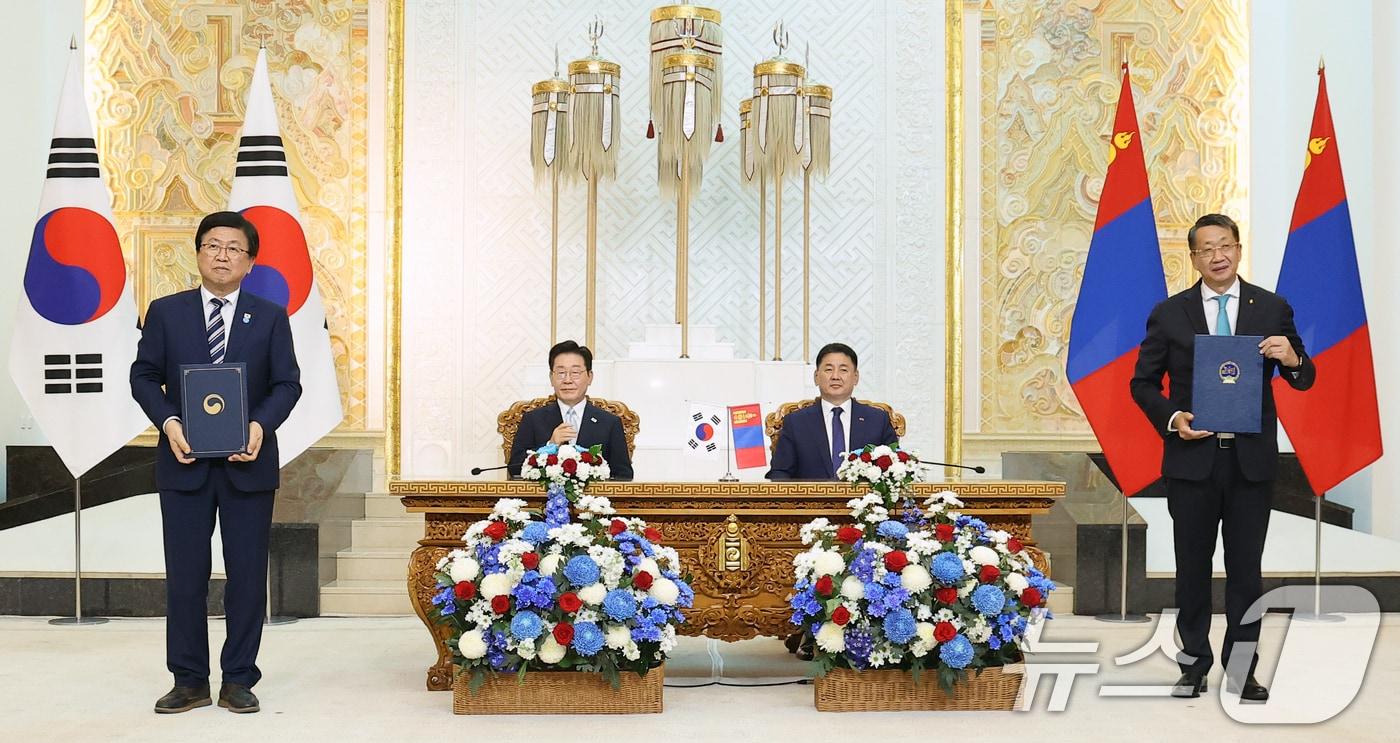 본문 이미지 - 최교진 교육부 장관과 롭상체렌 엥흐암갈랑 몽골 교육부 장관이 9일(현지시간) 울란바타르 정부청사에서 이재명 대통령과 오흐나 후렐수흐 몽골 대통령이 임석한 가운데 교육 분야 협력을 위한 양해각서(MOU)를 체결한 뒤 기념촬영을 하고 있다. 2026.7.9 ⓒ 뉴스1 이재명 기자