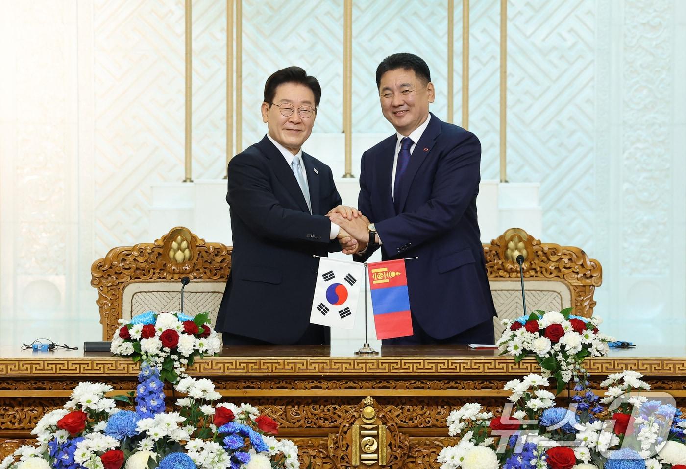 본문 이미지 - 이재명 대통령과 오흐나 후렐수흐 몽골 대통령이 9일(현지시간) 몽골 울란바타르 정부청사에서 열린 공동언론발표를 마친 후 악수하고 있다. 2026.7.9 ⓒ 뉴스1 이재명 기자