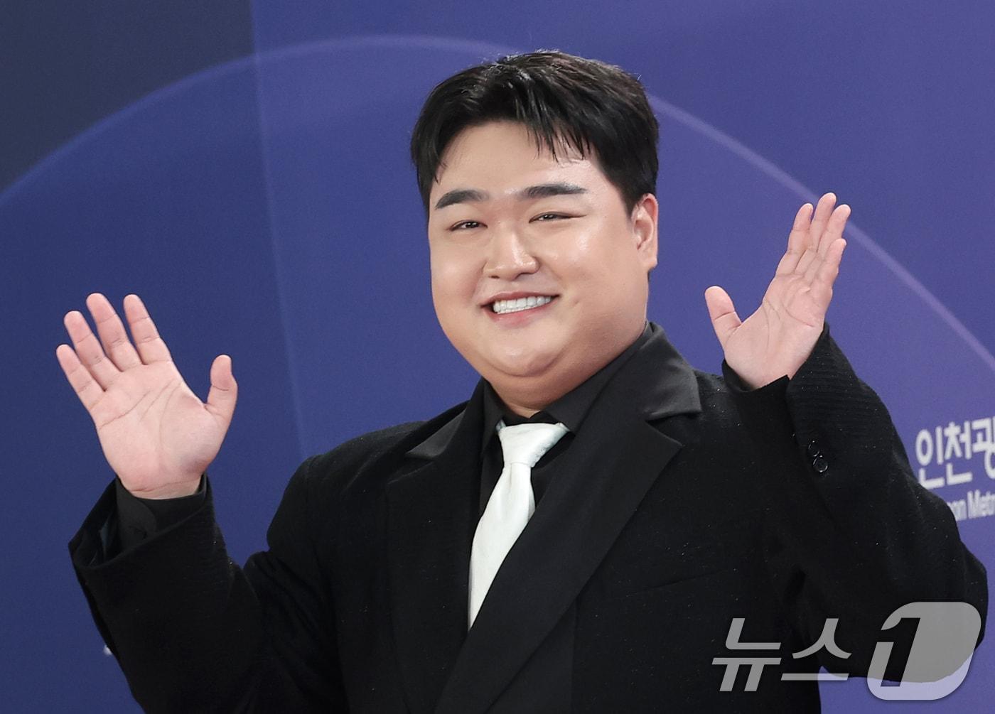 본문 이미지 - 배우 김규원이 31일 인천 중구 파라다이스시티에서 열린 ‘제5회 청룡시리즈어워즈’ 레드카펫 행사에 참석해 포즈를 취하고 있다. 2026.8.1 ⓒ 뉴스1 권현진 기자