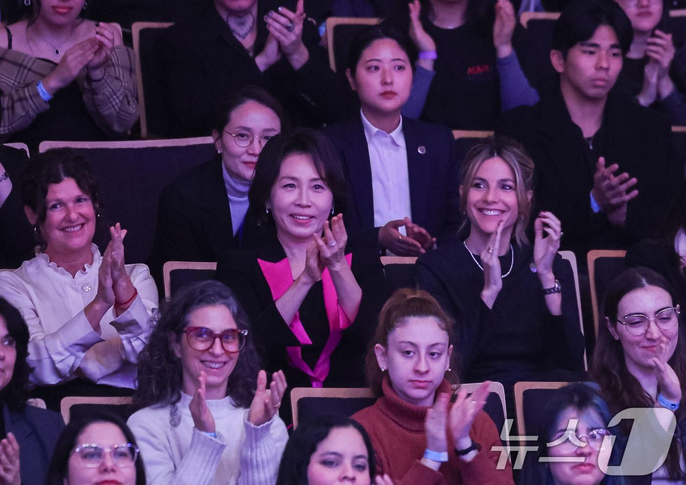 본문 이미지 - 김혜경 여사가 31일(현지시간) 아르헨티나 부에노스아이레스 우시나 델 아르테에서 국악과 탱고 관련 공연을 관람하며 박수치고 있다. 2026.8.1 ⓒ 뉴스1 허경 기자