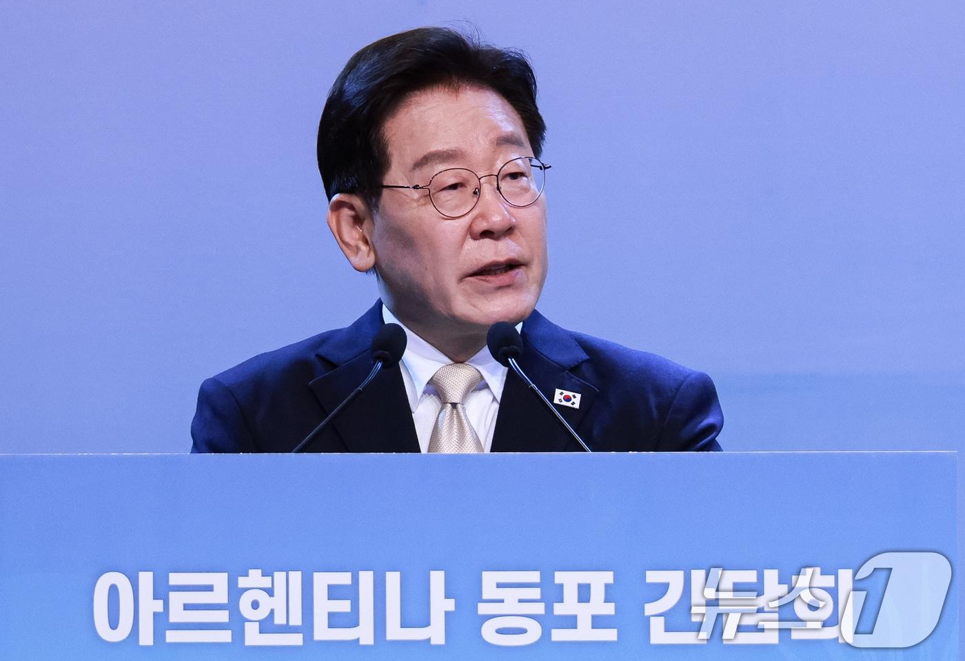 본문 이미지 - 이재명 대통령이 7월 31일(현지시간) 아르헨티나 부에노스아이레스 한 호텔에서 열린 동포 만찬간담회에서 발언을 하고 있다. 2026.8.1 ⓒ 뉴스1 허경 기자