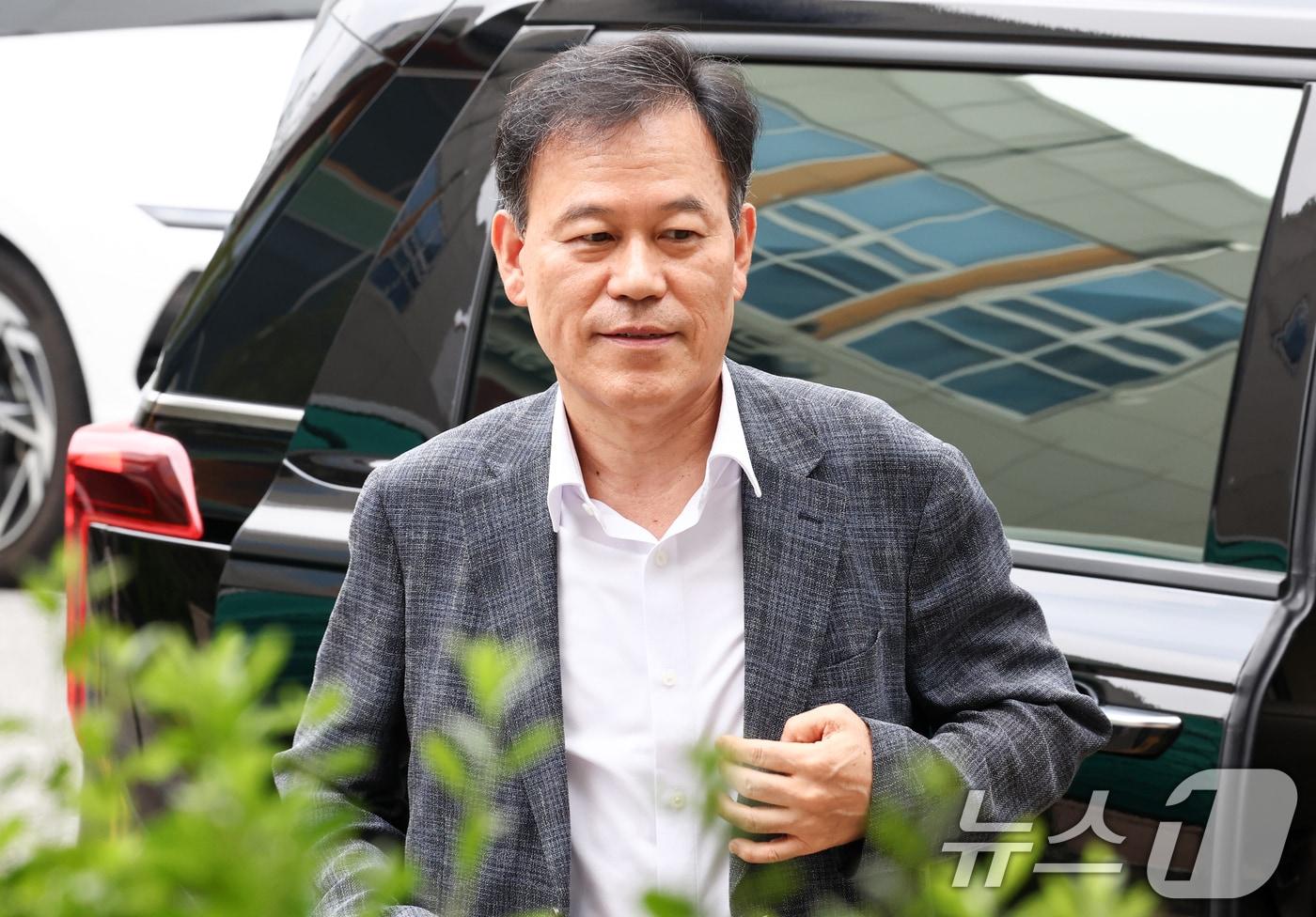 본문 이미지 - 직권남용권리행사방해 혐의를 받는 윤한홍 국민의힘 의원이 1일 경기 과천시 2차 종합특검 사무실에 피의자 신분으로 출석하고 있다. 2026.8.1 ⓒ 뉴스1 최지환 기자