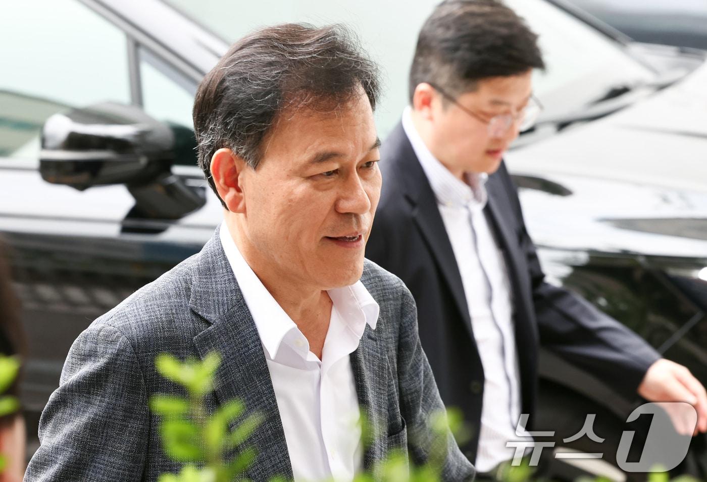 본문 이미지 - 직권남용권리행사방해 혐의를 받는 윤한홍 국민의힘 의원이 1일 경기 과천시 2차 종합특검 사무실에 피의자 신분으로 출석하고 있다.. 2026.8.1 ⓒ 뉴스1 최지환 기자