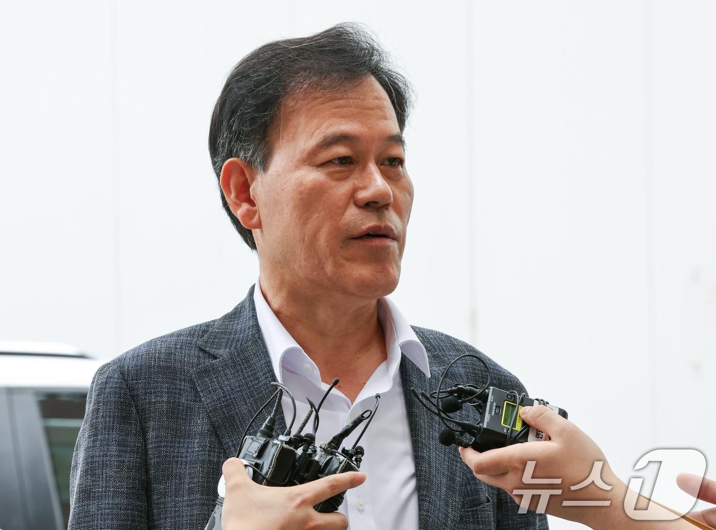 본문 이미지 - 직권남용권리행사방해 혐의를 받는 윤한홍 국민의힘 의원이 1일 경기 과천시 2차 종합특검 사무실에 피의자 신분으로 출석하며 취재진 질문에 답변하고 있다. 윤석열 정부 청와대 이전 태스크포스(TF) 팀장을 맡았던 윤 의원은 관저 이전 과정에서 종합건설업 면허가 없었던 21그램이 관저 공사 수의계약을 따내는 데 관여한 혐의를 받고 있다. 2026.8.1 ⓒ 뉴스1 최지환 기자