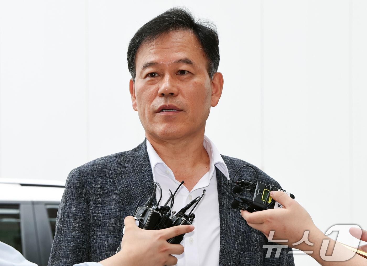 본문 이미지 - 직권남용권리행사방해 혐의를 받는 윤한홍 국민의힘 의원이 1일 경기 과천시 2차 종합특검 사무실에 피의자 신분으로 출석하며 취채진 질문에 답변하고 있다.ⓒ 뉴스1 최지환 기자
