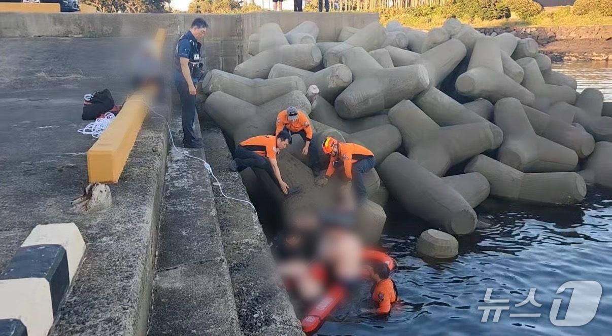 본문 이미지 - 지난 7월31일 제주 서귀포시 남원읍에서 발생한 수난사고.(제주도소방안전본부 제공. 재판매 및 DB 금지)