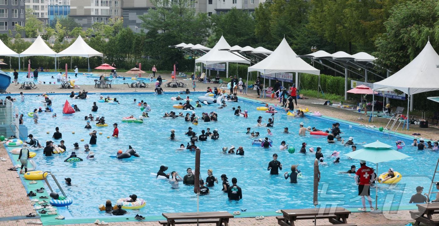 본문 이미지 - 1일 대전 대덕구 로하스야외 수영장을 찾은 시민들이 더위를 식히고 있다. ⓒ 뉴스1 김기태 기자