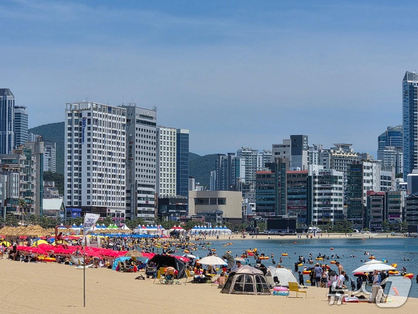 본문 이미지 - 부산 수영구 광안리 해수욕장. 2026.8.1/뉴스1 ⓒ News1 임순택 기자