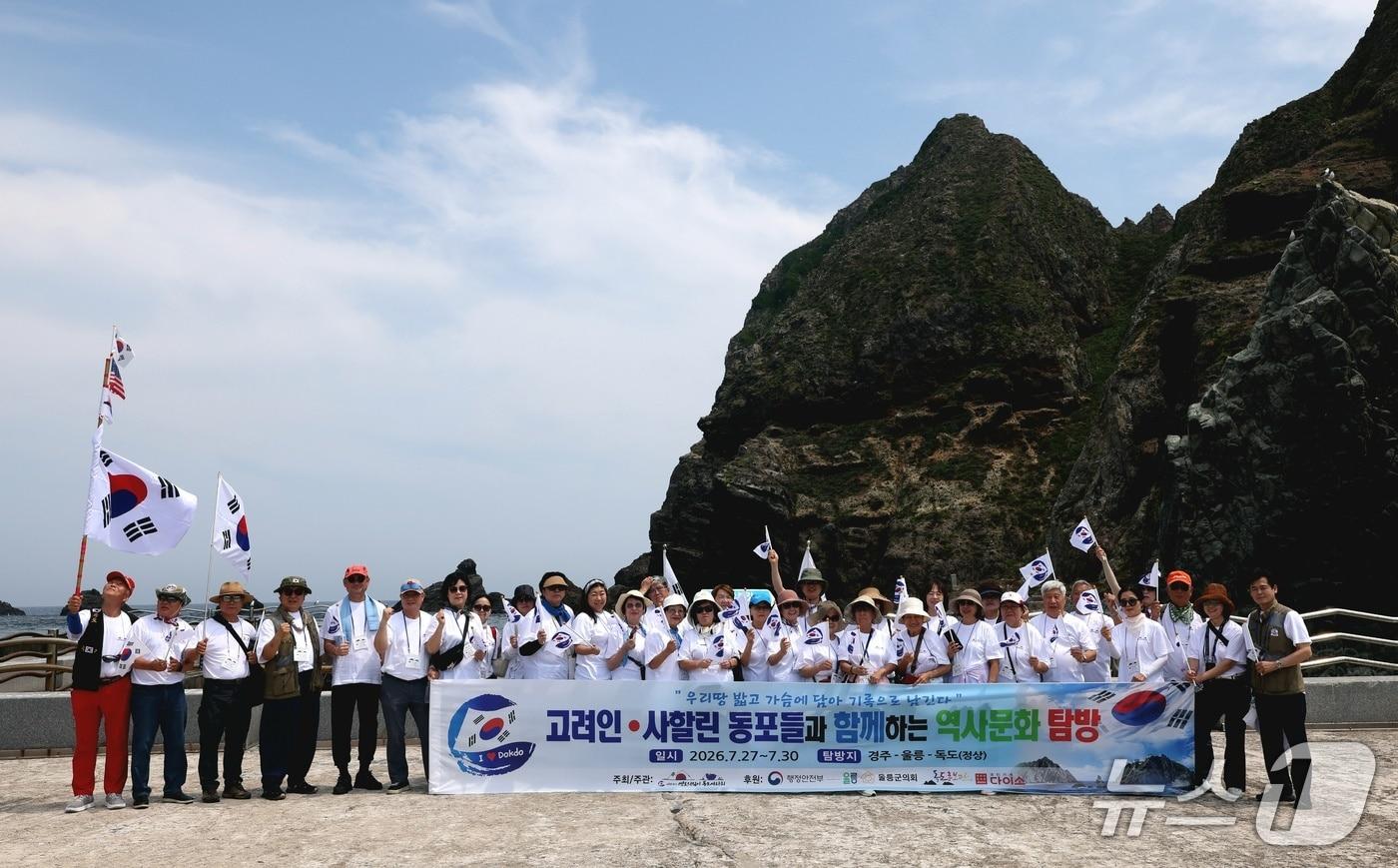 본문 이미지 - 지난달 29일 독도사랑회와 고려인, 사할린동포 등 독도문화 탐방 행사 참가자들이 독도에서 기념촬영을 하고 있다. (독도사랑회 제공, 재판매 및 DB금지)