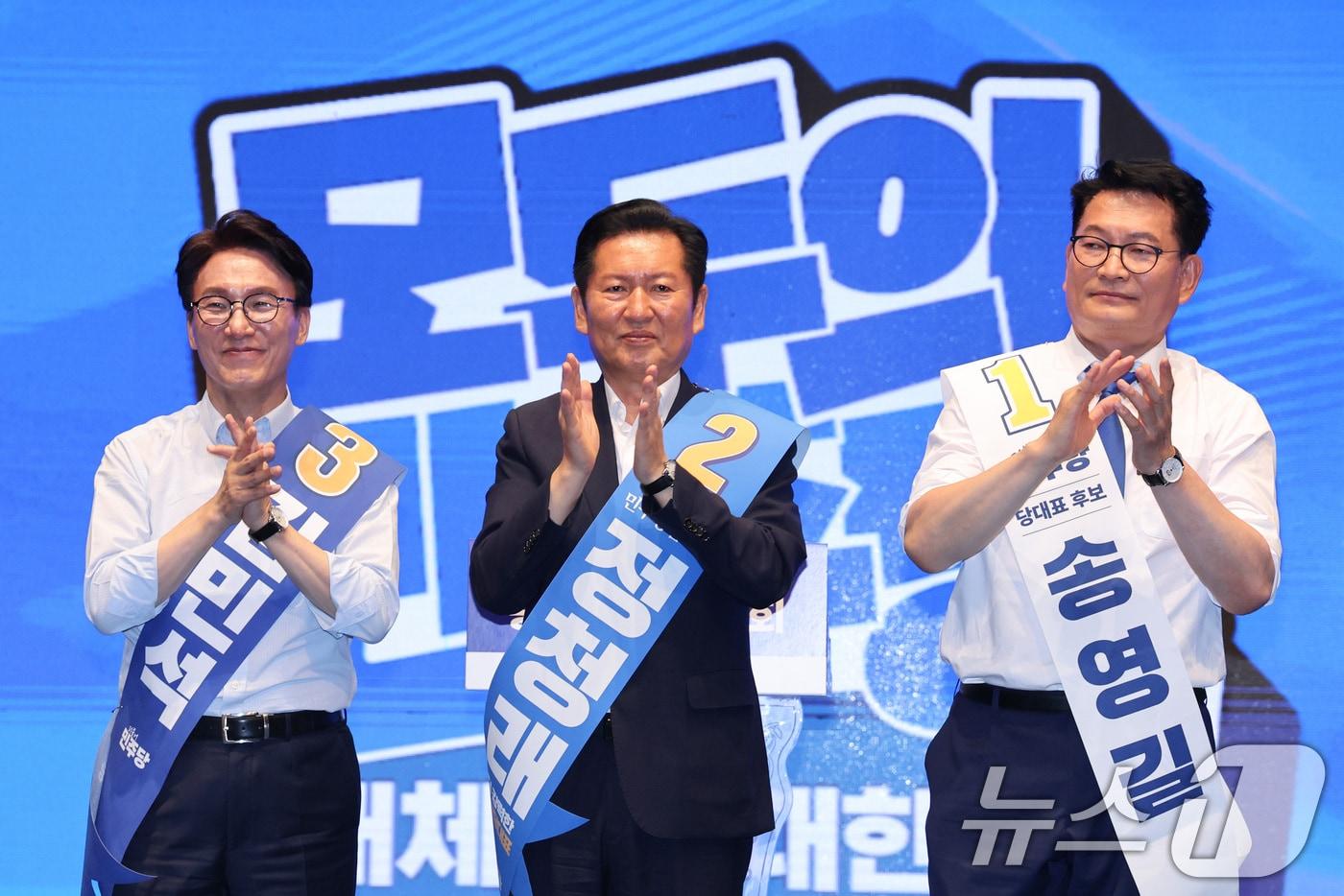 본문 이미지 - 더불어민주당 당권 주자인 김민석(왼쪽부터), 정청래, 송영길 의원이 1일 충북 청주시 CJB미디어센터에서 열린 당대표·최고위원 합동연설회에서 당원들에게 인사하고 있다. 2026.8.1 ⓒ 뉴스1 신웅수 기자