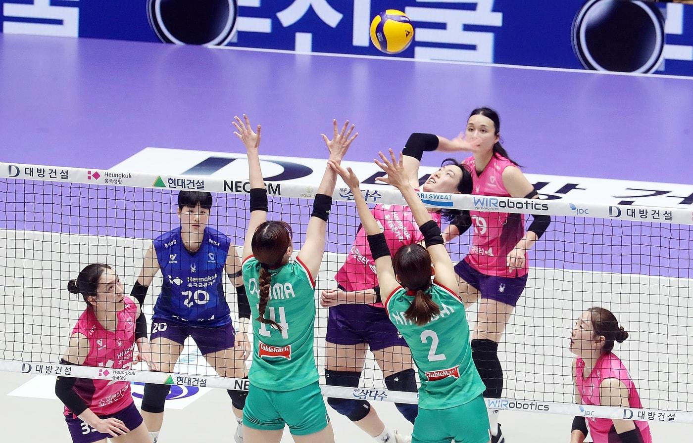 본문 이미지 - 흥국생명은 1일 제주 한라체육관에서 열린 2026 제주 한중일 여자배구 탑클럽 슈퍼매치 개막전에서 오사카 마블러스에 완패했다. (KBSN 제공)