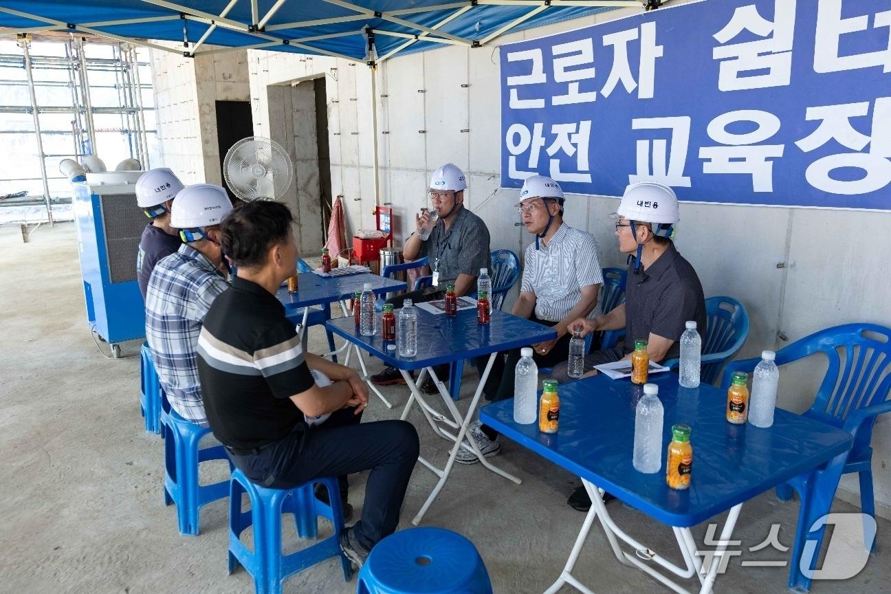 본문 이미지 - 김중남 강릉시장이 1일 오후 강릉시 근로자종합복지관 신축 공사 현장을 찾아 여름철 폭염 대비 근로자 안전관리 실태와 공사 진행 상황을 점검하고 있다.(강릉시 제공, 재판매 및 DB금지)