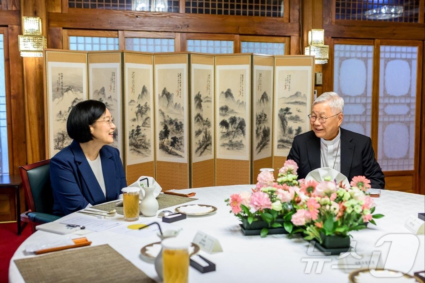 본문 이미지 - 한성숙 국무총리가 1일 서울 종로구 총리공관에서 유흥식 추기경과 오찬하고 있다. (총리실 제공. 재판매 및 DB금지) 2026.8.1 ⓒ 뉴스1
