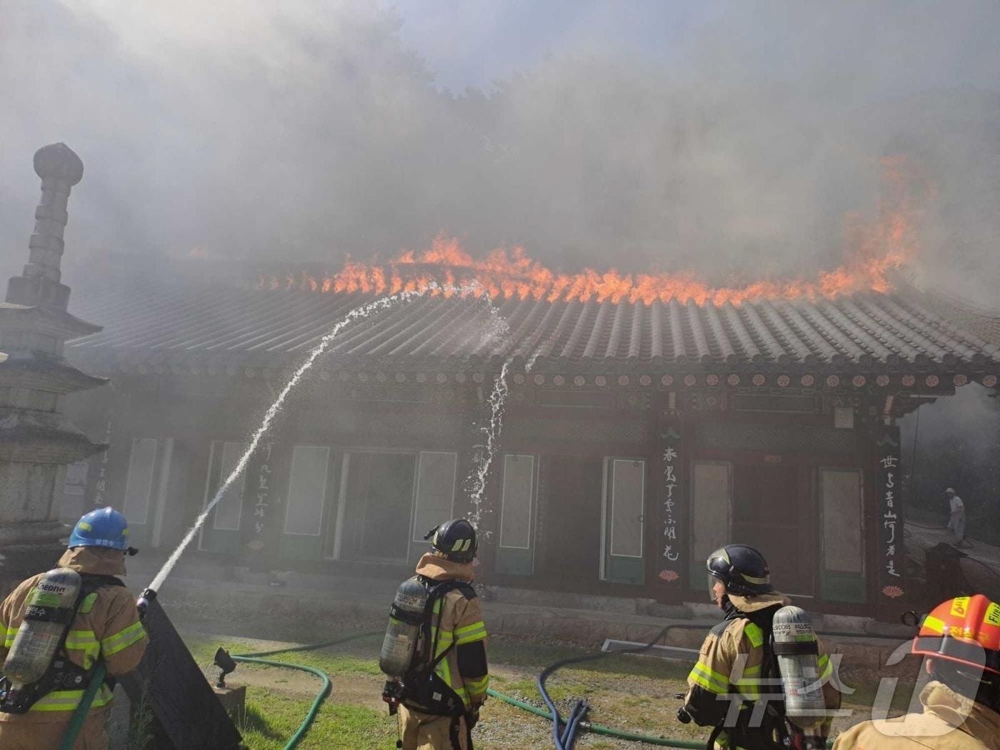 본문 이미지 - 1일 오후 3시 41분쯤 강원 동해 삼화동 삼화사에서 불이 나 소방당국이 진화 작업을 벌이고 있다.(동해소방서 제공, 재판매 및 DB금지) ⓒ 뉴스1 한귀섭 기자