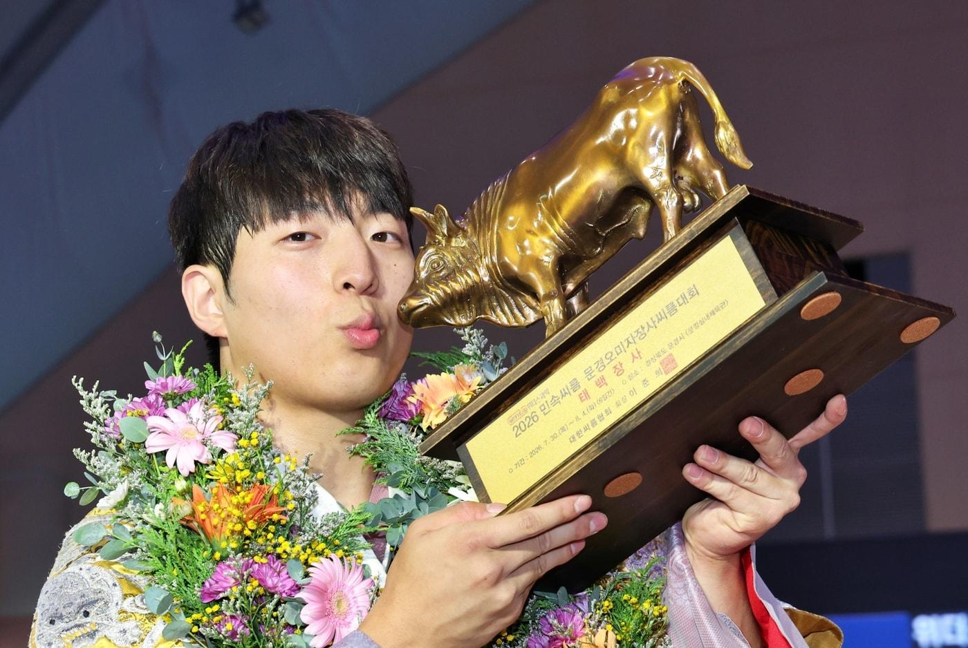 본문 이미지 - 임재민(수원특례시청)이 '위더스제약 2026 민속씨름 문경오미자장사씨름대회'에서 생애 첫 태백장사에 등극했다.(대한씨름협회 제공)