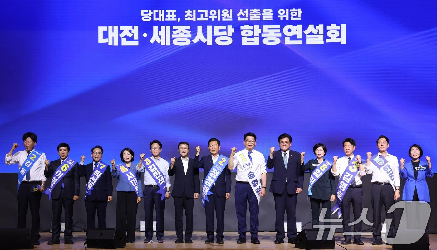 본문 이미지 - 한병도 더불어민주당 당대표 직무대행 겸 원내대표가 1일 대전 유성구 대전컨벤션센터에서 열린 당대표·최고위원 합동연설회에서 후보들과 기념 촬영을 하고 있다. 왼쪽부터 김용·이성윤·박선원·서미화 최고위원 후보, 김민석 당대표 후보, 한 직무대행, 정청래·송영길 당대표 후보, 소병훈 중앙당선관위원장, 임미애·김영호·한민수·최민희 최고위원 후보. 2026.8.1 ⓒ 뉴스1 신웅수 기자