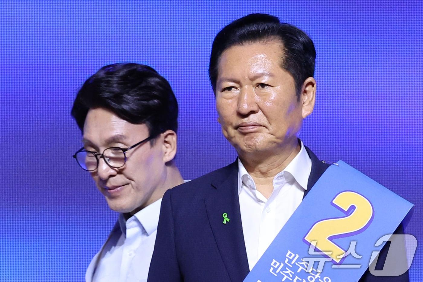 본문 이미지 - 더불어민주당 당권 주자인 김민석(왼쪽), 정청래 의원이 1일 대전 유성구 대전컨벤션센터에서 열린 당대표·최고위원 합동연설회에 참석하고 있다. 2026.8.1 ⓒ 뉴스1 신웅수 기자