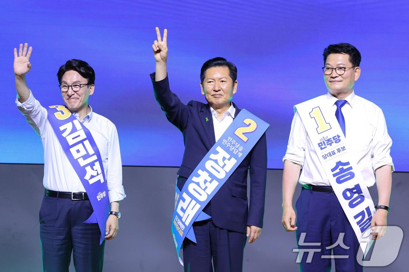 본문 이미지 - 더불어민주당 당권 주자인 김민석(왼쪽부터), 정청래, 송영길 의원이 1일 대전 유성구 대전컨벤션센터에서 열린 당대표·최고위원 합동연설회에서 당원들에게 인사하고 있다. 2026.8.1 ⓒ 뉴스1 신웅수 기자