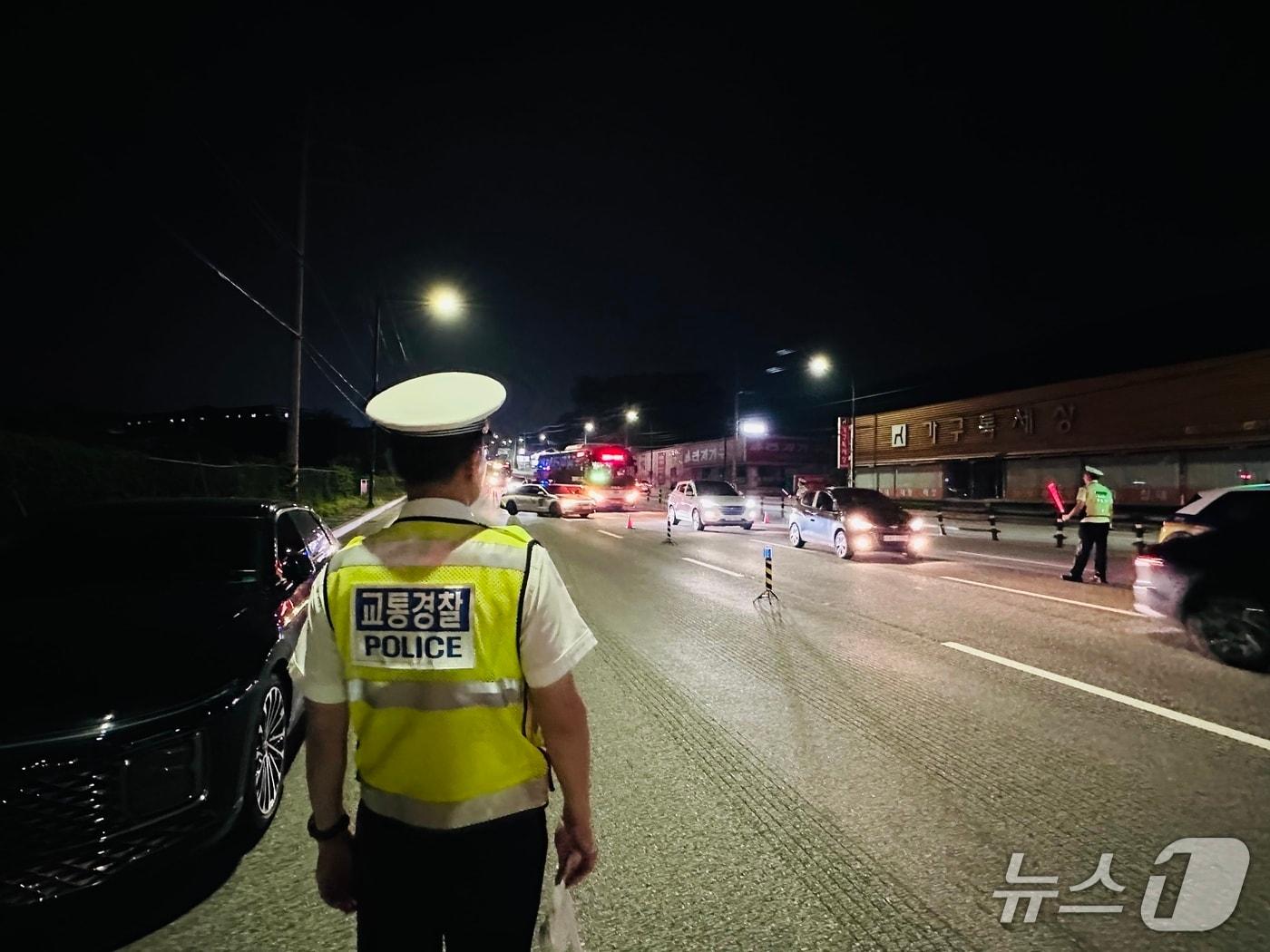 본문 이미지 - 지난달 31일 밤 경기 포천시 호국로 일대에서 음주운전 특별 단속을 진행하는 포천경찰서 경찰관들. 2026.07.31 ⓒNews.1 이상휼 기자
