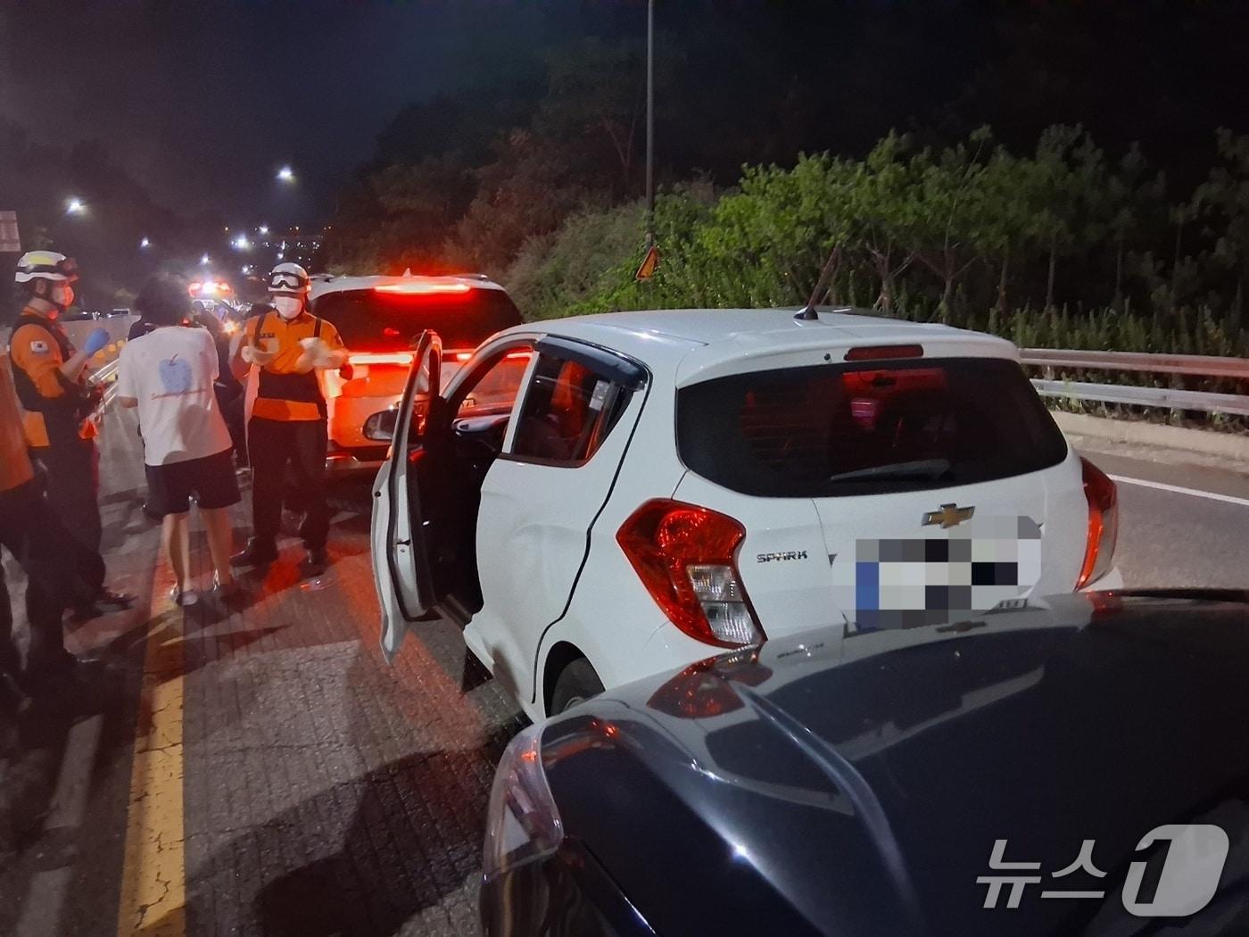 본문 이미지 - 1일 오후 9시께 경기 의정부시 장암동 동부간선도로 진입로에서 일어난 7중 추돌사고. (사진제공=경기도북부소방재난본부)