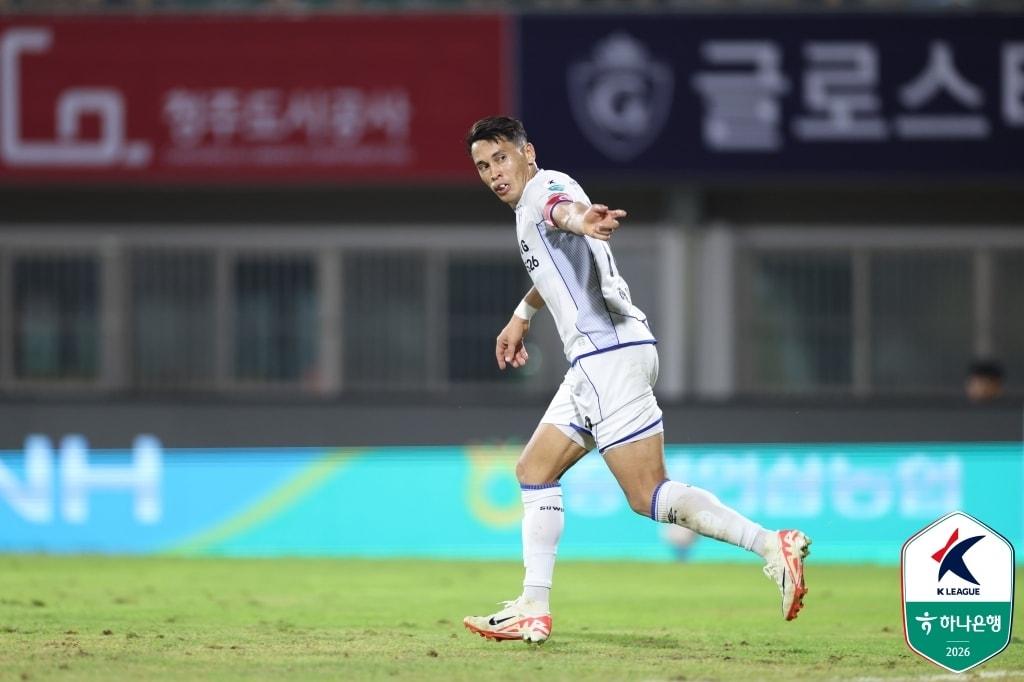 본문 이미지 - 수원 삼성 헤이스가 1일 청주종합경기장에서 열린 충북청주FC와 원정 경기에서 동점골을 넣고 세리머니를 하고 있다. (한국프로축구연맹 제공)