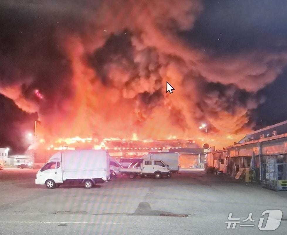 본문 이미지 - 9일 오후 11시17분께 전북 전주시 덕진구 송천동의 한 농수산물시장에서 불이 나 소방 당국이 진화 작업을 벌이고 있다.(전북소방 제공. 재판매 및 DB금지)2026.8.10/뉴스1