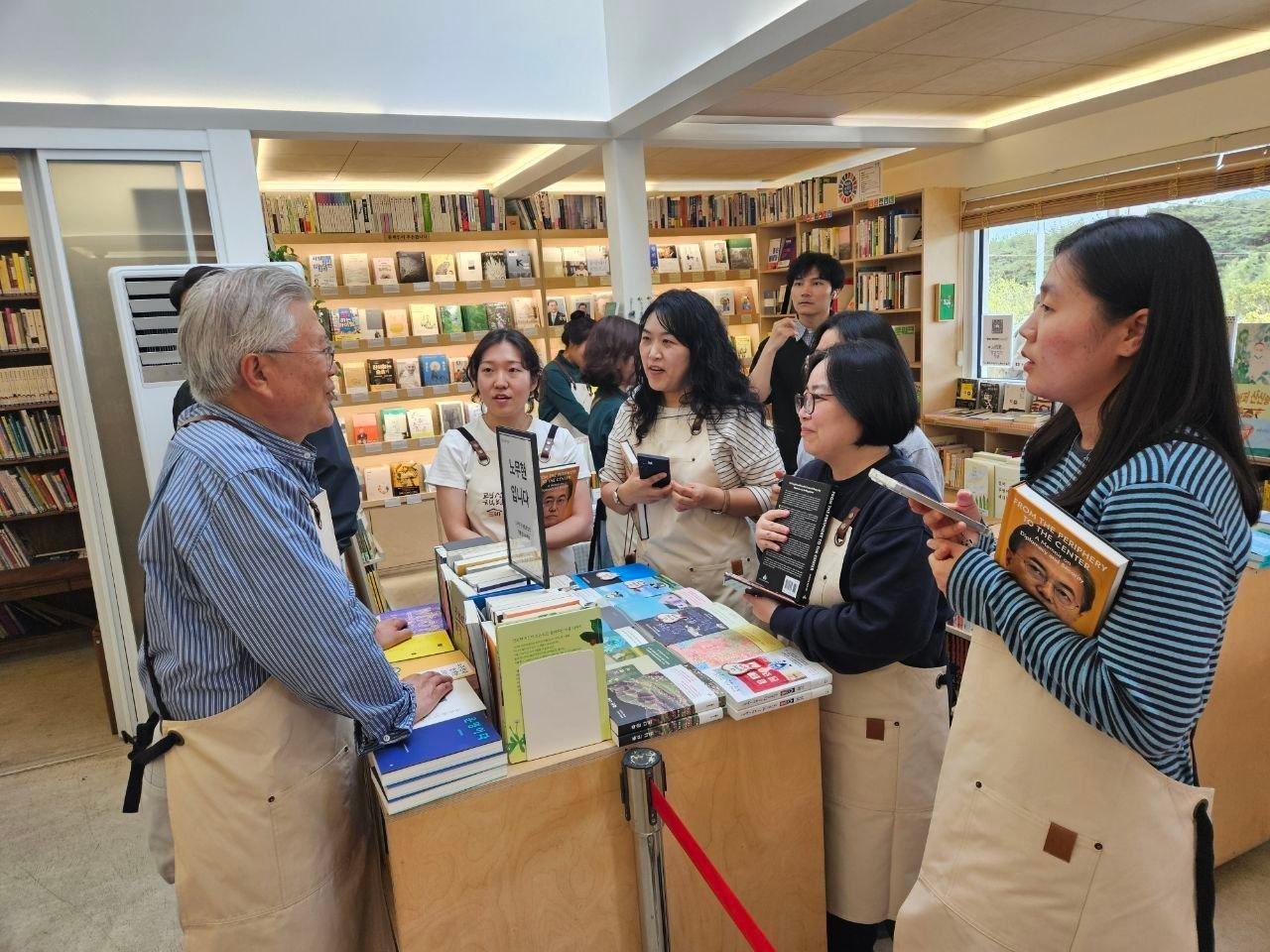 본문 이미지 - 평산책방을 방문한 시민들. (평산책방 제공)