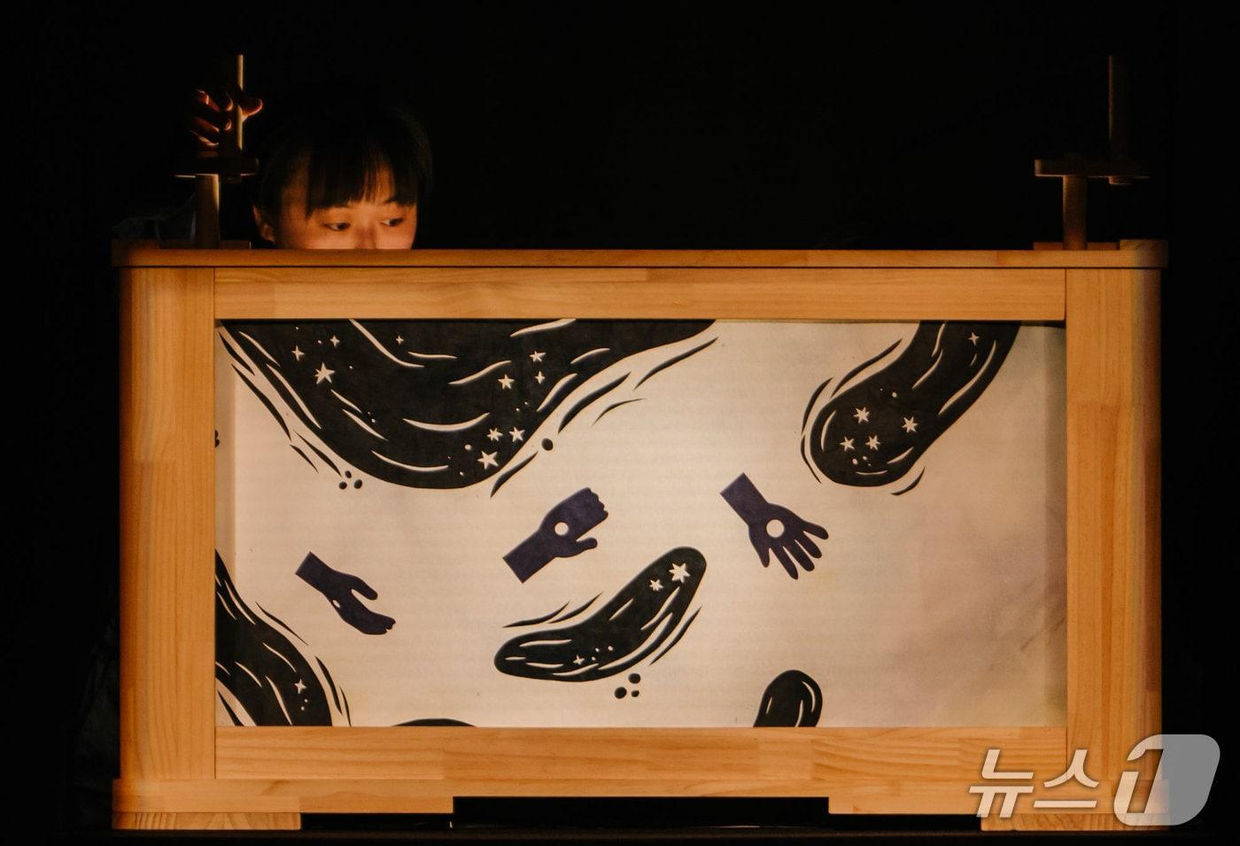 본문 이미지 - 인형꾼 배시시는 회화적 오브제 인형극 '나의 창백한 푸른 점'을 29일부터 30일까지 서울 종로구 아르코꿈밭극장에서 선보인다.