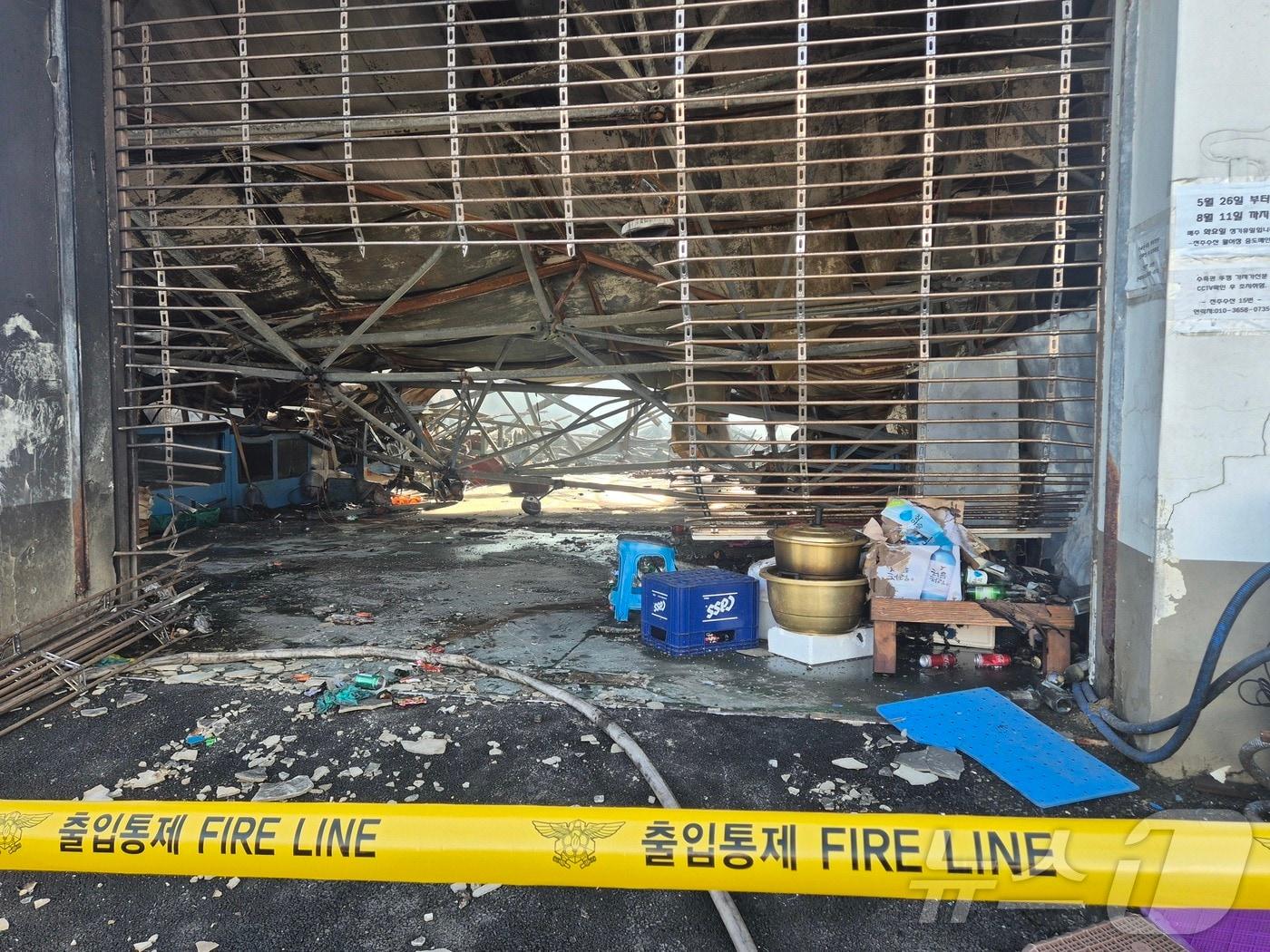 본문 이미지 - 10일 전주시 덕진구 송천동 농수산물시장 화재 현장에서 소방 관계자들이 합동 감식을 앞두고 현장을 통제하고 있다. 2026.8.10 ⓒ 뉴스1 강교현기자 