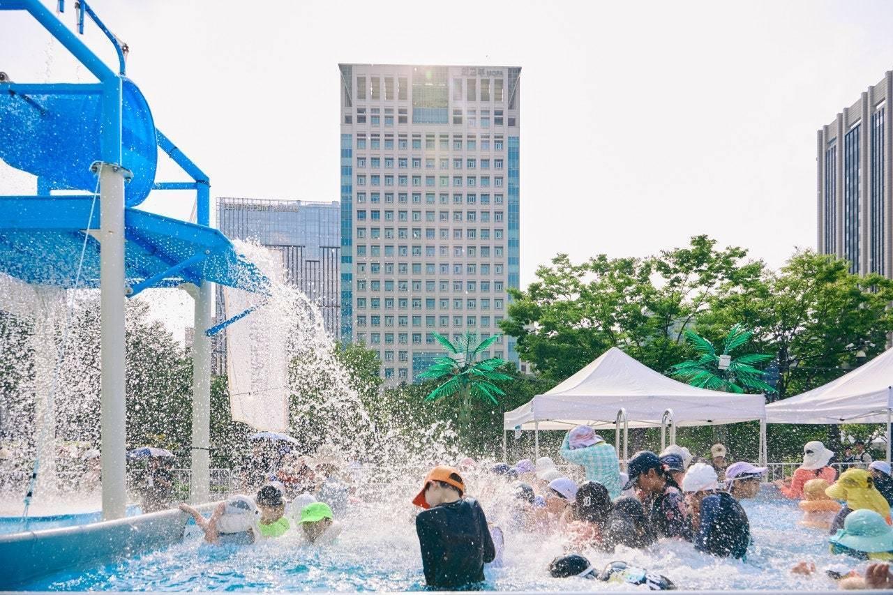 본문 이미지 - 워터웨이브존에서 물놀이를 즐기는 아이들(서울관광재단 제공) 