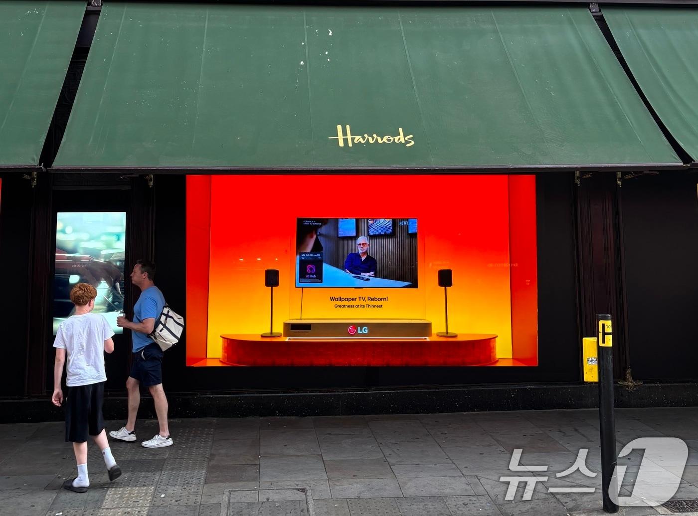 본문 이미지 - LG전자가 영국 런던의 대표 럭셔리 백화점인 ‘해러즈(Harrods)’에서 차세대 무선 월페이퍼 TV ‘LG 시그니처 올레드 W(모델명 W6)’의 특별 전시를 진행한다고 10일 밝혔다.  (LG전자 제공. 재판매 및 DB금지) 2026.8.10 ⓒ 뉴스1