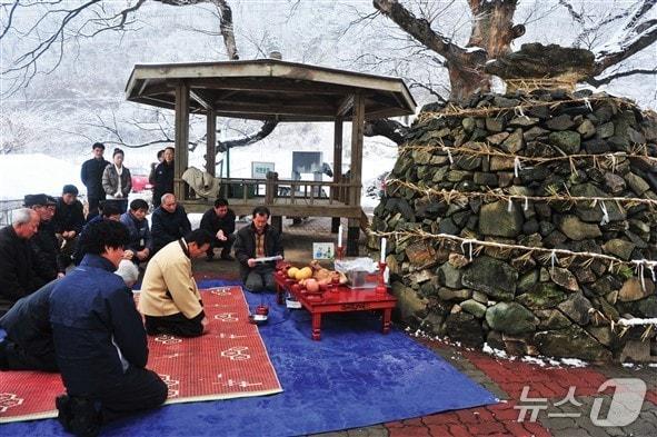 본문 이미지 - 충북도 지정무형문화유산으로 지정 예고 된 옥천 안남면 지수리 마을 탑제 모습.(옥천군 제공. 재판매 및 DB금지)/뉴스1