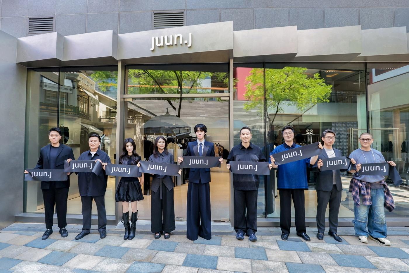 본문 이미지 - 준지는 중국 베이징 싼리툰(三里屯) 타이쿠리(太古里)에 신규 매장을 7일 오픈했다. 왼쪽부터 리창다(李昌达) 베이징 싼리툰 타이쿠리 부총경리, 이무영 삼성물산 패션부문 남성복사업부장(상무), 중국 배우 황이(黄羿), 박남영 삼성물산 패션부문 부문장, 준지 글로벌 앰배서더 안효섭 배우, 이현직 미스토 중화권 총괄 대표, 오준영 미스토 중화권 운영 총괄 대표, 마저딴(马泽丹) 베이징 싼리툰 타이쿠리 총경리, 앨런 팅(Allen Ting) 미스토 전략 파트너(삼성물산 패션 제공)