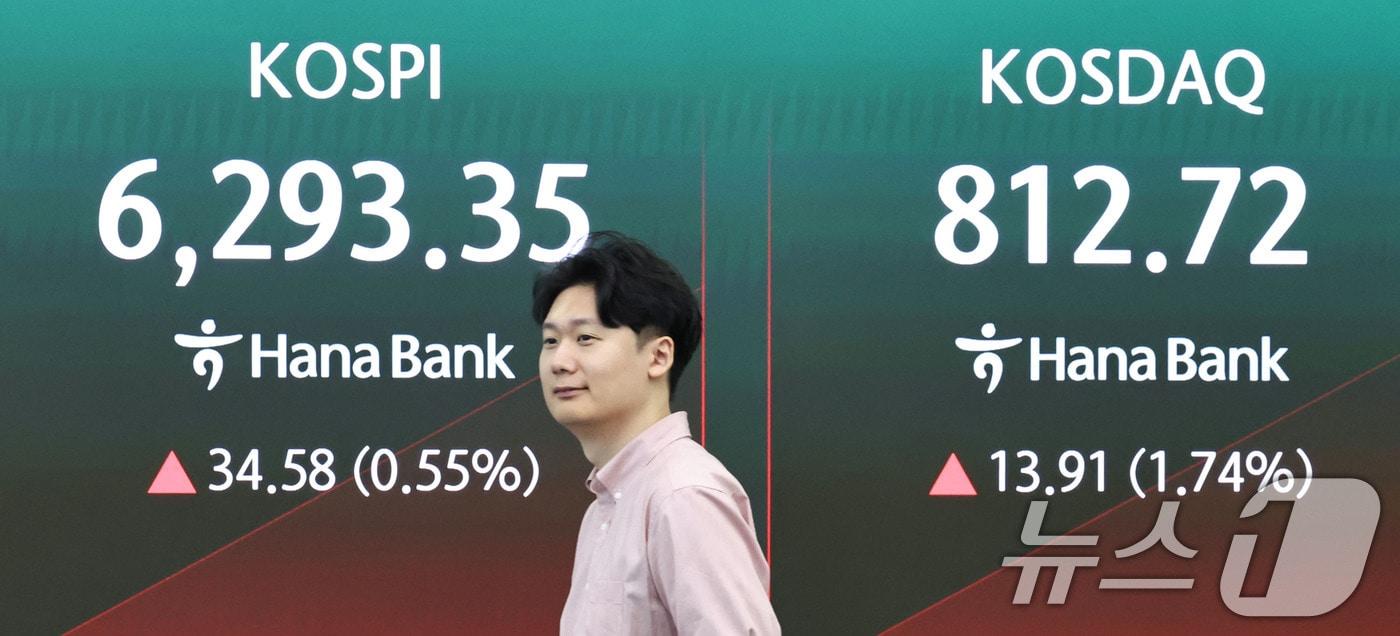 본문 이미지 - 10일 오전 서울 중구 하나은행 딜링룸 전광판에 코스피 지수 등 시황이 표시되고 있다. 이날 코스피는 전 거래일 대비 47.56p(0.76%) 오른 6306.33으로 상승 출발했다. 2026.8.10 ⓒ 뉴스1 이종수 기자