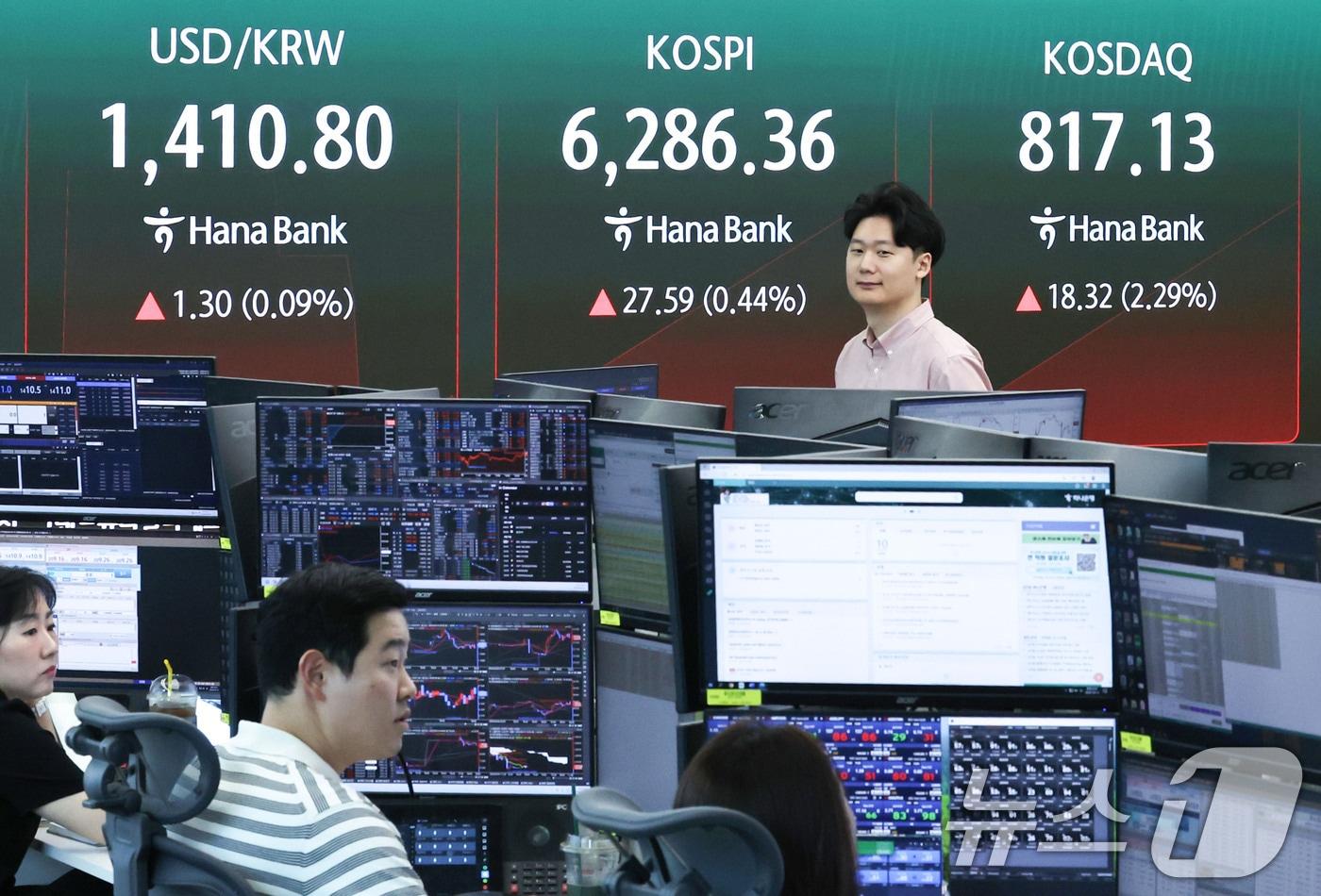 본문 이미지 - 10일 오전 서울 중구 하나은행 딜링룸 전광판 모습. 2026.8.10 ⓒ 뉴스1 이종수 기자