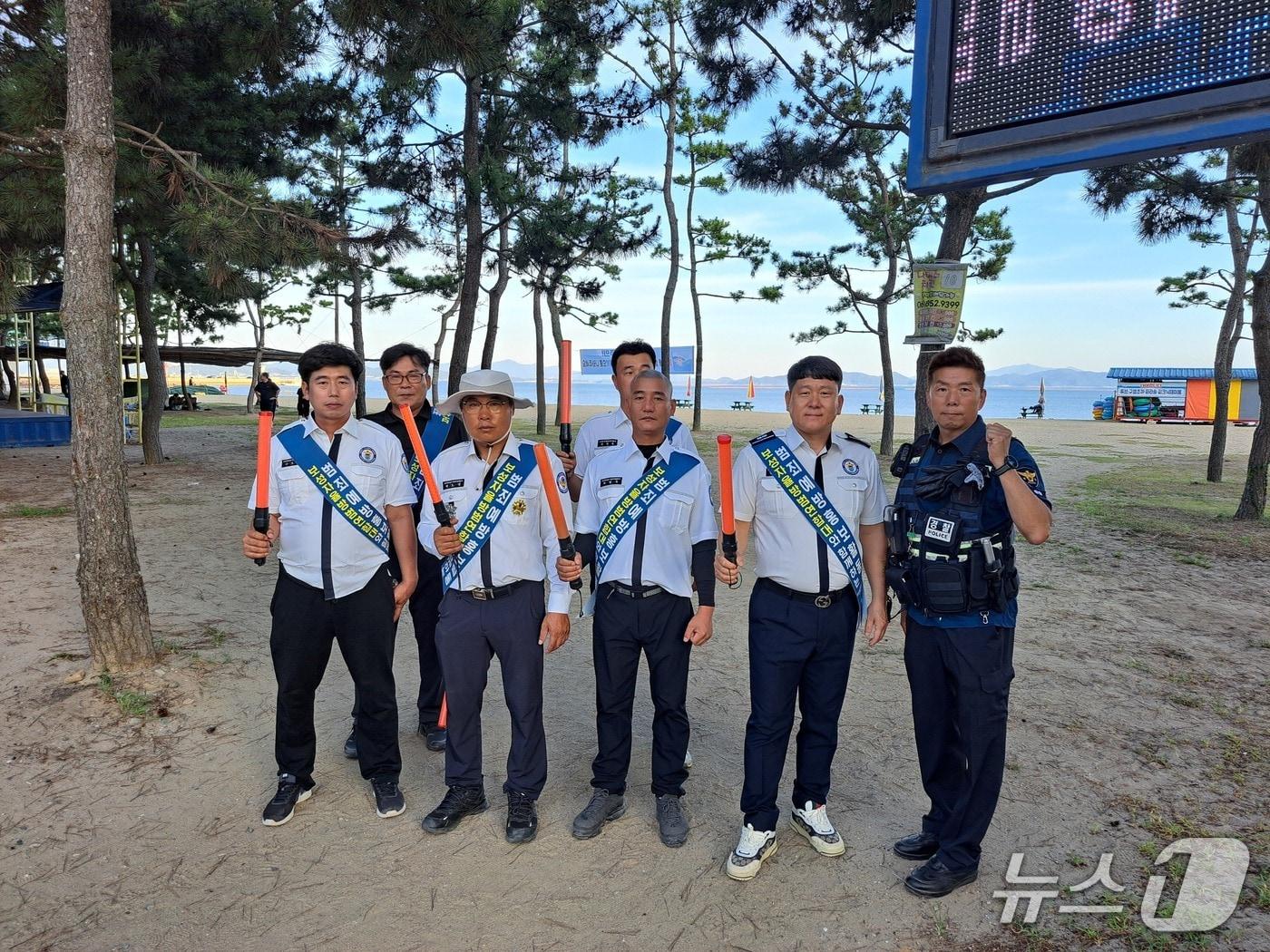 본문 이미지 - 지난 7일 보성경찰서 회천파출소가 여름 휴가철을 맞아 율포해수욕장 일대에서 범죄 취약 지역으 순찰하고 있다.(보성경찰서 제공. 재판매 및 DB 금지)