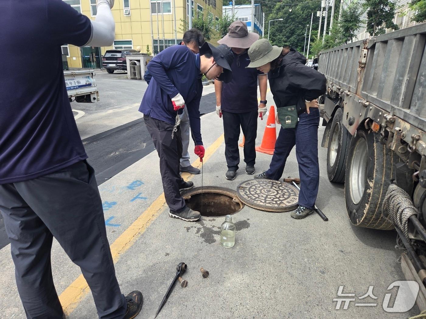 본문 이미지 - 함안군과 경남도, 낙동강유역환경청 특별합동점검밤이 함안일반산업단지 내에서 오염 물질 배출 현장 점검을 실시하고 있다.(함안군 제공. 재판매 및 DB금지)