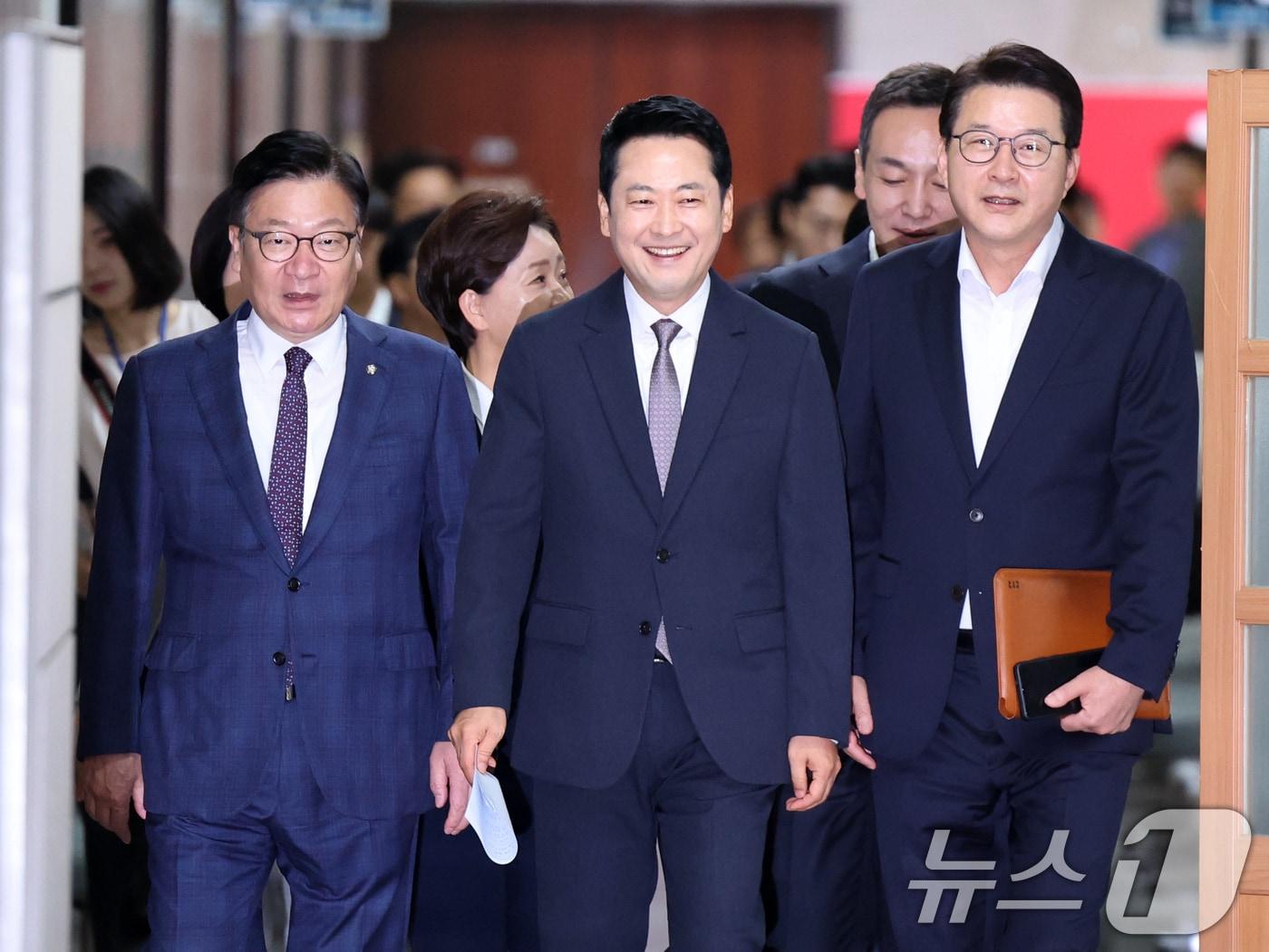 본문 이미지 - 장동혁 국민의힘 대표가 10일 오전 서울 여의도 국회에서 열린 최고위원회의에 참석하고 있다. 2026.8.10 ⓒ 뉴스1 황기선 기자