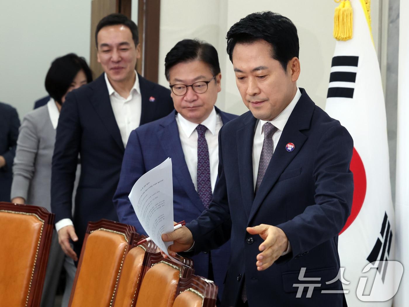 본문 이미지 - 장동혁 국민의힘 대표가 10일 오전 서울 여의도 국회에서 열린 최고위원회의에 참석하고 있다. 2026.8.10 ⓒ 뉴스1 황기선 기자