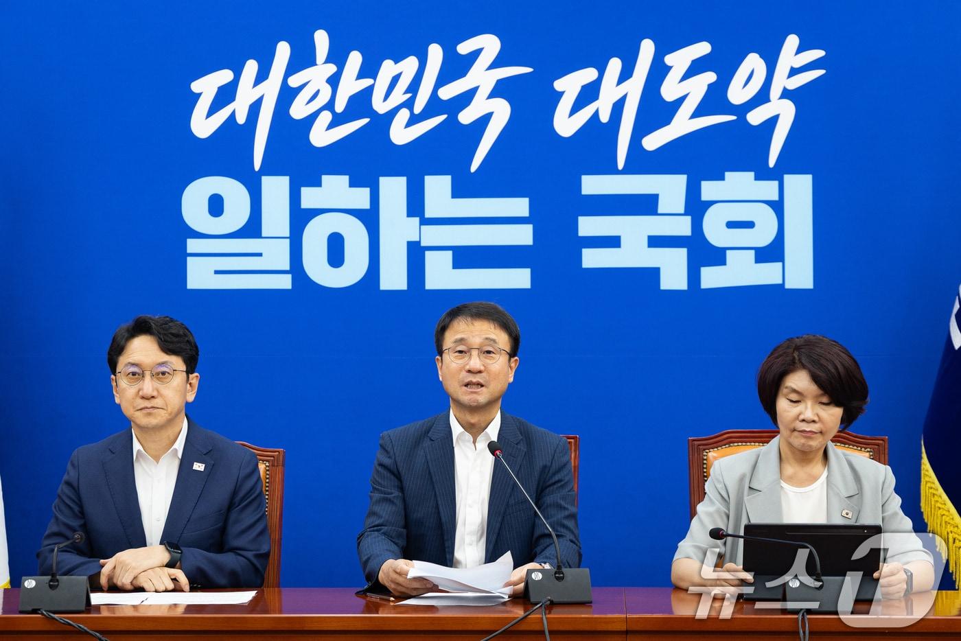 본문 이미지 - 한병도 더불어민주당 당대표 직무대행 겸 원내대표가 10일 서울 여의도 국회에서 열린 원내대책회의에서 모두 발언을 하고 있다. 2026.8.10 ⓒ 뉴스1 유승관 기자