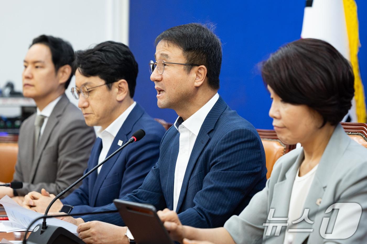 본문 이미지 - 한병도 더불어민주당 당대표 직무대행 겸 원내대표가 10일 서울 여의도 국회에서 열린 원내대책회의에서 모두 발언을 하고 있다. 2026.8.10 ⓒ 뉴스1 유승관 기자